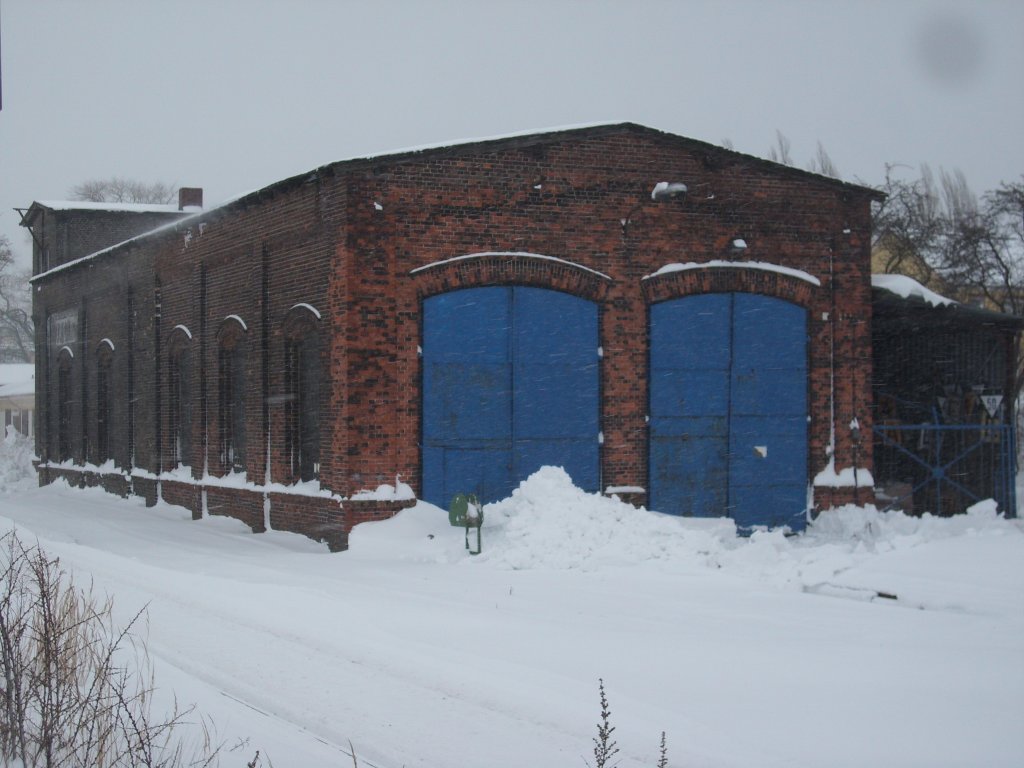 Eingeschneiter Lokschuppen am 02.Februar 2010 in Bergen/Rgen.Fr die Bahn halb so schlimm,denn der Lokschuppen wird seit Jahren nicht mehr genutzt.