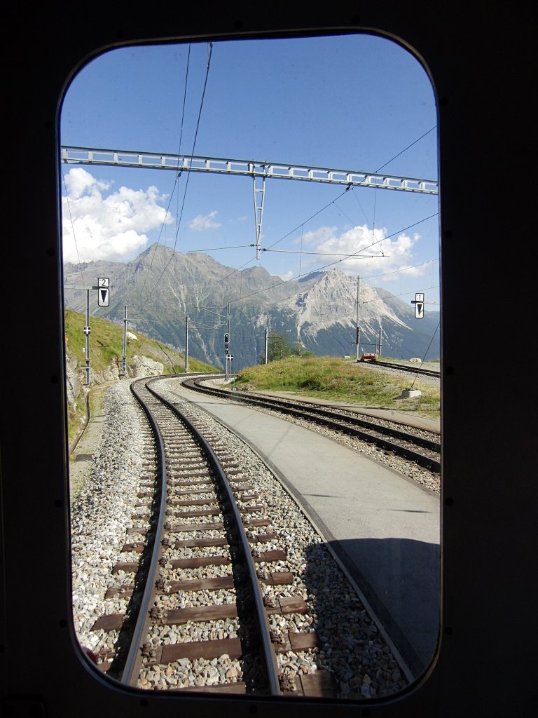 Eingeschrnkter Blick aus dem letzten Wagen, dem Fahrradwagen des R 1660 von Tirano nach St. Moritz, am 18.08.2012 nach der Einfahrt in die Station Alp Grm.