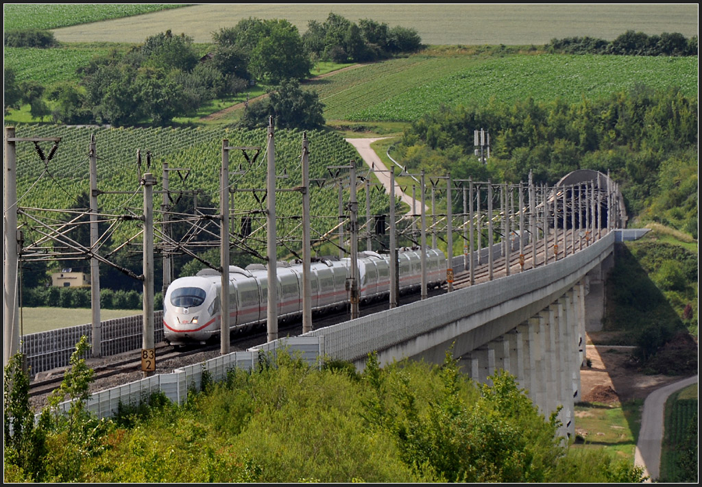 Eingesperrt - 

Die Oberleitungsmasten und - Leitungen wirken ein bißchen wie ein Käfig, in dem sich dieser ICE 3 hier bewegt. Enztalbrücke bei Enzweihingen, 

23.06.2011 (J)