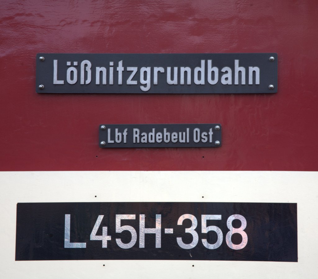 Eingestellt bei der Lnitzgrundbahn die 43 jhrige L 45H-358 , gebaut in Bukarest..., springt ab und zu ein, wenn eine Dampflok kurzfristig ausfllt.
10.08.2012 gegen 17:30 Uhr in Radebeul Ost