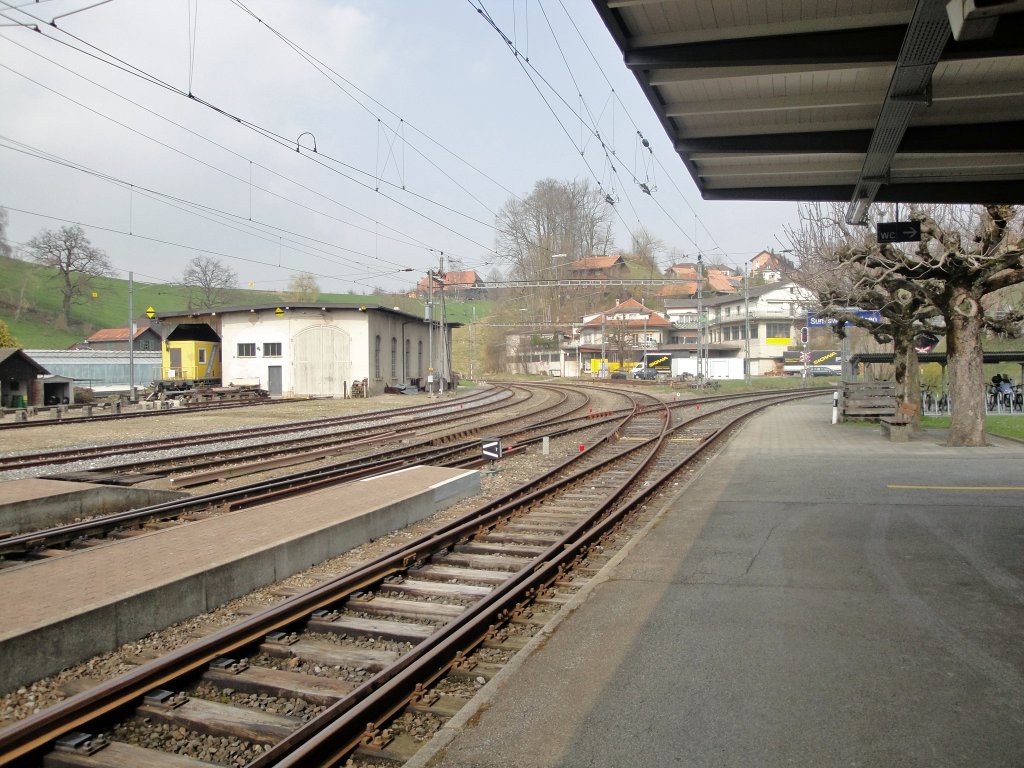 eingestellte Strecken: Sumiswald-Grnen war einst ein kleiner Bahnknotenpunkt mit den Strecken nach Ramsei (im Betrieb), Huttwil (fr Personenverkehr eingestellt) und nach Wasen (Teilstck in Betrieb). Aber seit dem Dezember 2009 wurde auch noch der letzte Streckenabschnitt nach Affoltern-Weier eingestellt. D.h.: neues Futter fr historische Eisenbahnvereine.