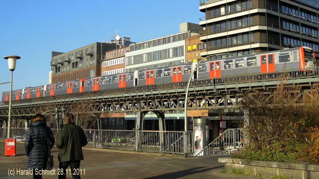 Einheit 816 = DT 3E, Einheit 924 = DT 3LZB am 28.11.2011, auf dem Hochbahn-Viadukt zwischen den Stationen Landungsbrcken und Baumwall, Linie U3.