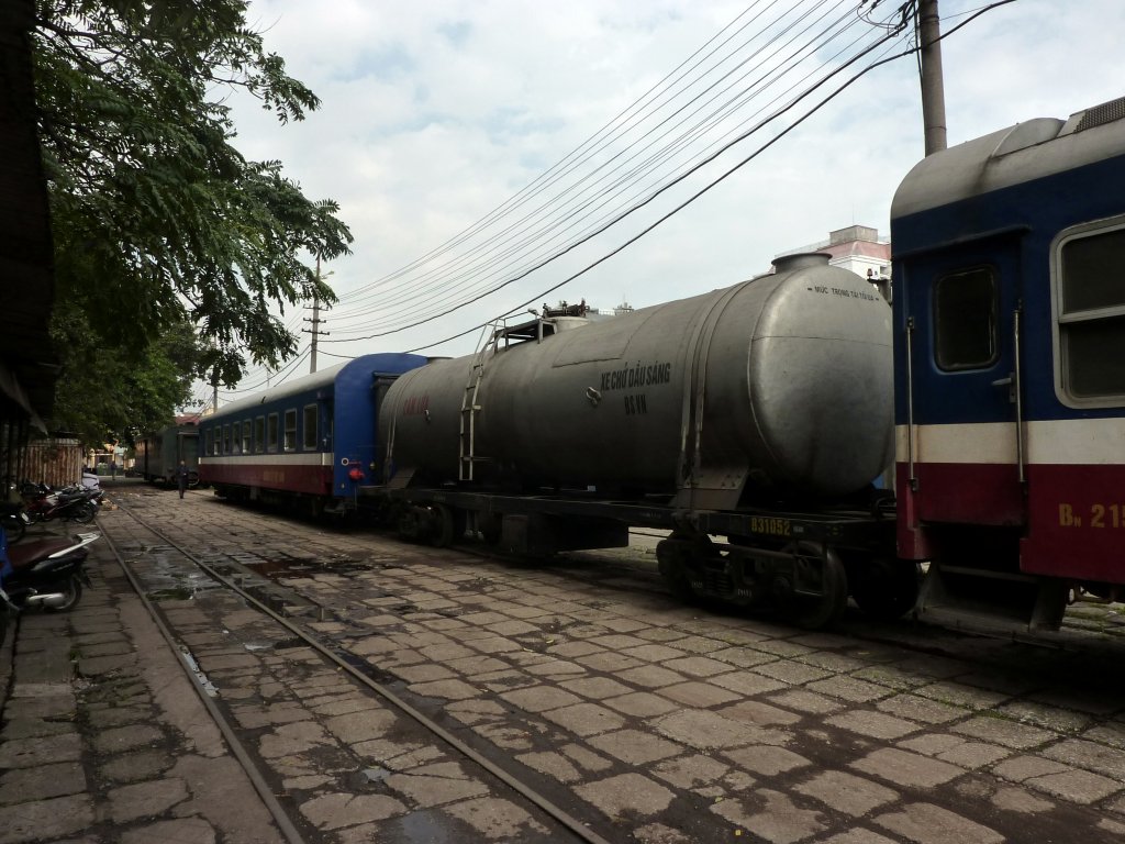 Einige abgestellte Personen- und Gterwagen im Bahnhof Ha Noi am 17.12.2012.