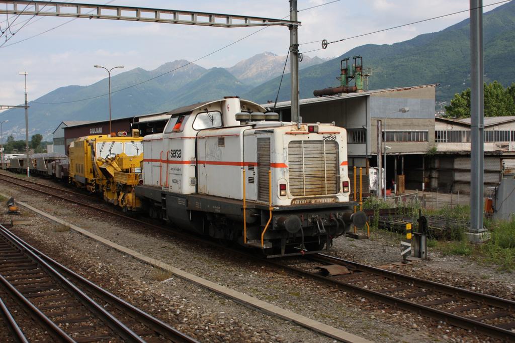 Einige Diesellokomotiven aus der Familie der V 100 der DB gelangten 
nach ihrer Ausmusterung zur Firma Sersa. Am 19.5.2009 traf ich in 
Cadenazzo die Am 4/4 mit der Nr. 847958, Name Nicole, an. 
So wie es aussieht, wurde sie hier whrend des Bau des neuen Gotthardt 
Basis Tunnel bentigt.