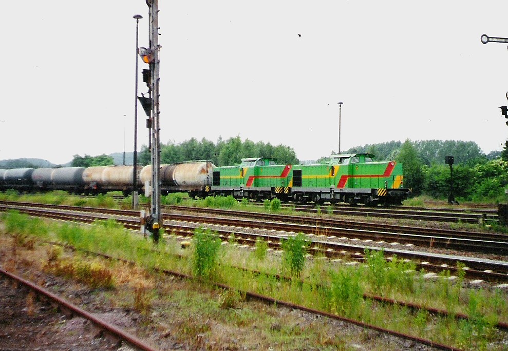 Einige der ersten modernisierten Dieselloks der BR 202 und 204 im WAB  Privatbahnfarbschema, standen im Mai 2003 im Bhf.-Nossen mit einem Kesselzug. Scann