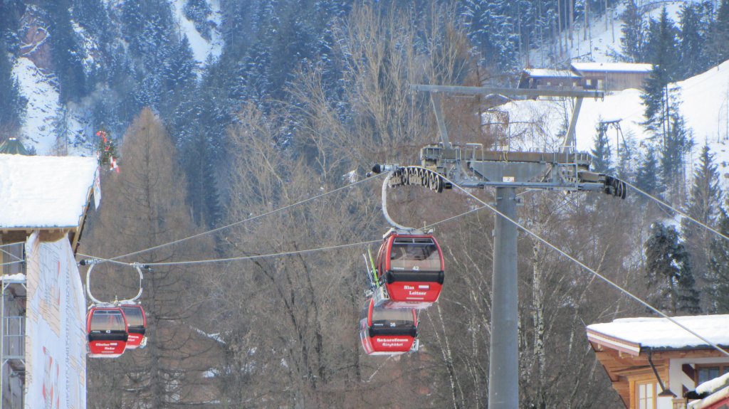 Einige Gondeln der Seilbahn am Kitzbheler Hahnenkamm.(26.12.2011)