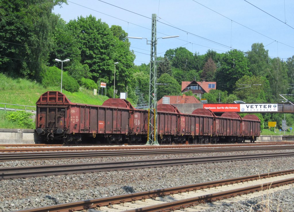 Einige Gterwagen der Bauart Ealos-t stehen am 17. Juni 2013 an der Laderampe auf Gleis 6 in Kronach.