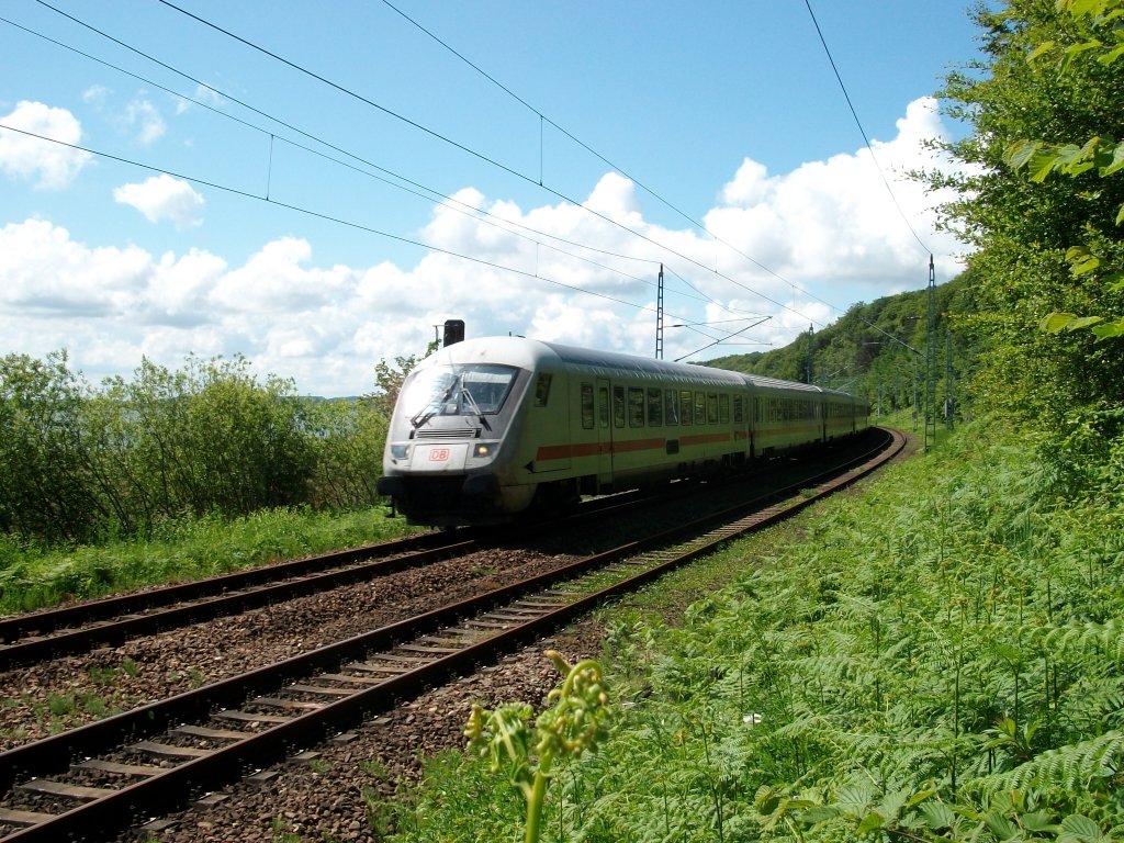Einige Kilometer fhrt die Bahnstrecke Stralsund-Sassnitz im Abschnitt Bergen-Lietzow,am Kleinen Jasmunder Bodden vorbei.Am 22.Juni 2010 fotografierte ich den IC 2184 Hannover-Binz als Dieser am Bodden(der etwas links zuerkennen ist)entlang fuhr.