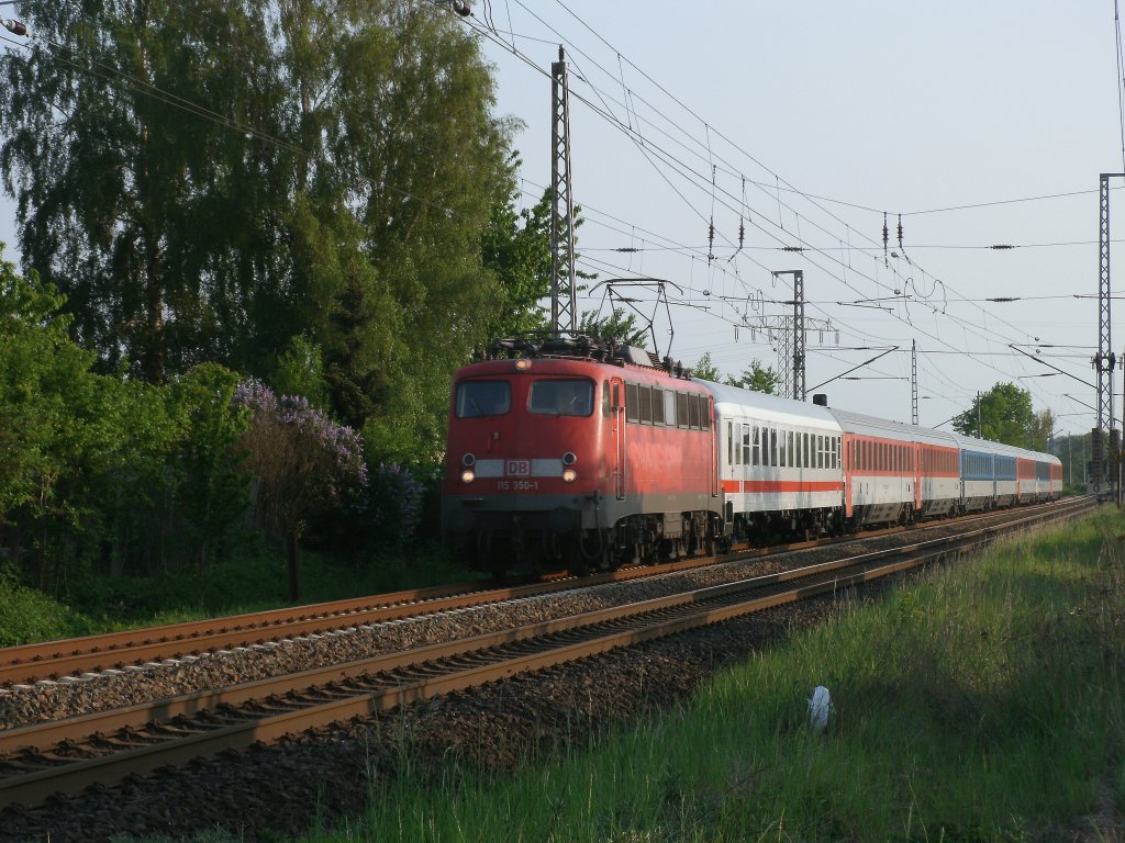 Einige Kilometer vor Bergen/R�gen fotografierte ich den EC 378 Wien-Binz mit 115 350 am 21.Mai 2011.