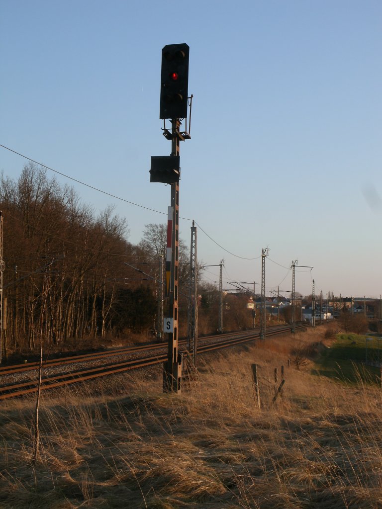 Einige Meter neben dem Hauptgleis steht das Einfahrsignal  S  von Bergen/Rgen.Aufgenommen am 23.Mrz 2012.