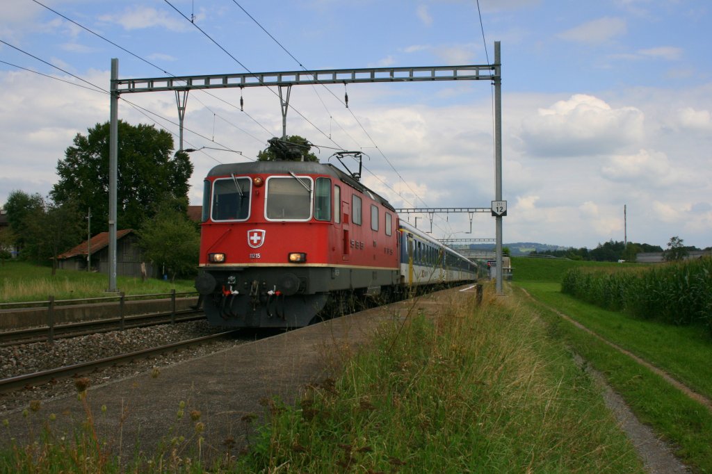 Einige RegioExpress-Zge zwischen Olten und Luzern werden gegenwrtig mit Re 4/4-Pendelzgen gefhrt. RE 3578 (Luzern - Olten) mit Re 4/4 II 11215 durchfhrt am 13.8.2010 mit voller Streckengeschwindigkeit die Haltestelle St. Erhard - Knutwil. 