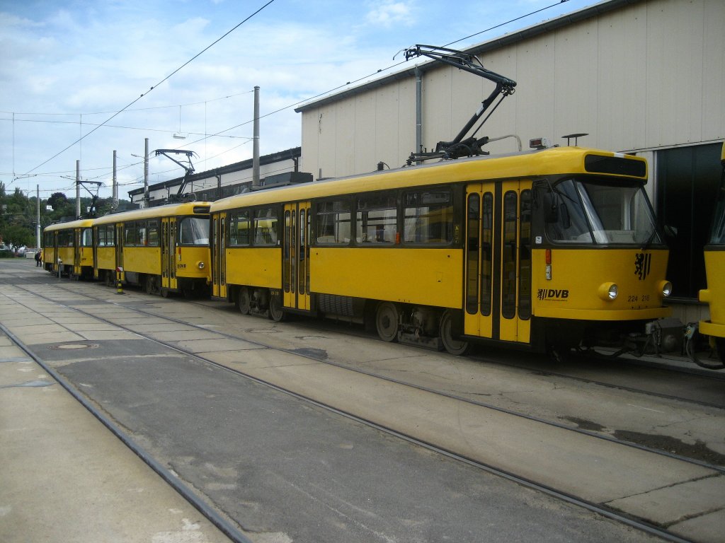 Einige Tatras gibt es noch in Dresden.
Gesehen am 29.09.2012 im Rahmen der
Jubilumsfeierlichkeiten,  140 Jahre 
Strassenbahnen in Dresden ,auf dem 
Betriebshof Trachenberge.
