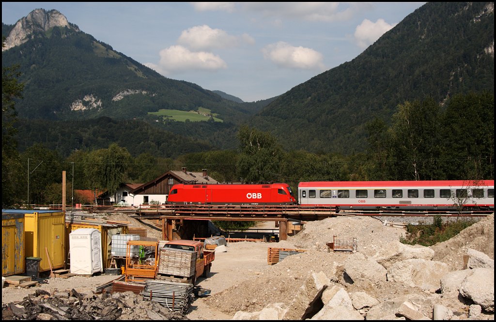 Einige Unterfhrungen wurden im Sommer erneuert. OEC 569  BERNARD Ingenieure  berquert ein Bauwerk bei Flintsbach. (08.08.2009)