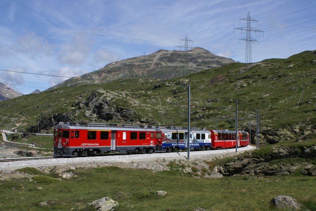 Einige Zeit spter traf ich dann die selben beiden Triebwagen an der Spitze des Bernina-Express 951 an. Das Bild entstand zwischen Ospizio Bernina und Alp Grm.