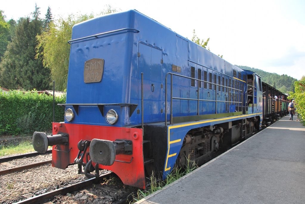 Einige Zge des Train  vapeur des Cvennes werden mit Dieselloks gefhrt. SMN 902 steht abfahrbereit im Bahnhof von Saint-Jean du Gard und wird in Krze die Fahrt nach Anduze anfangen (24. August 2011).