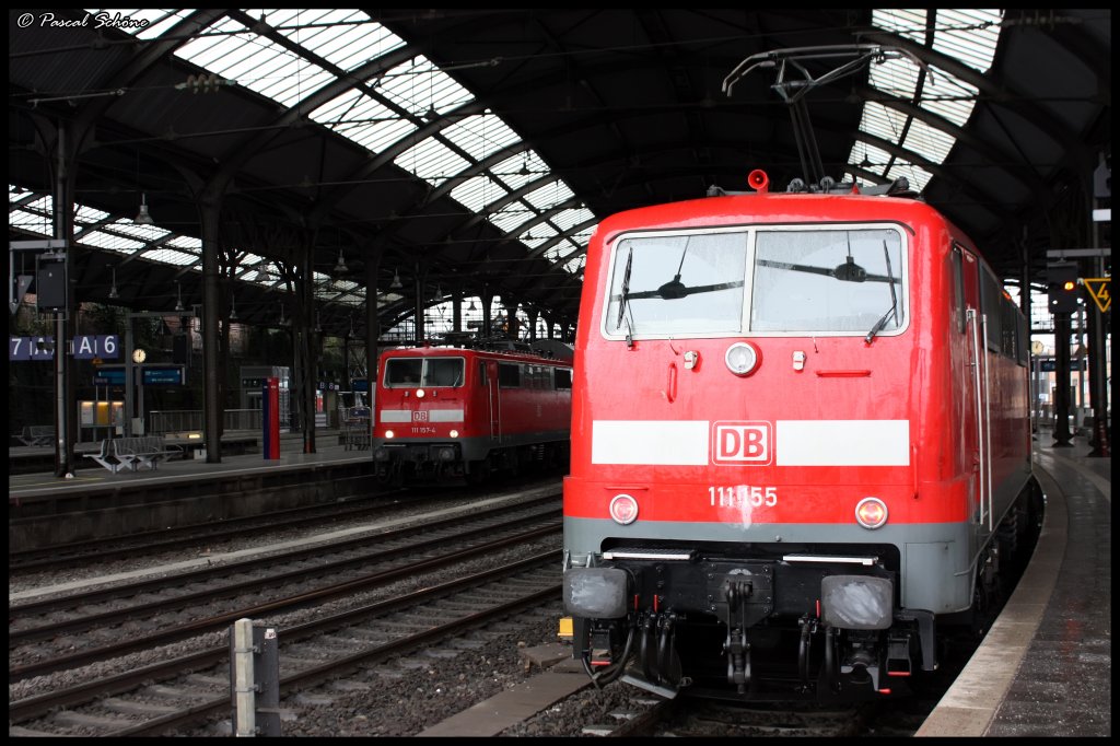 Einmal 111 157-4 als RE 4867 nach Gieen (Links im Bild), und einmal 111 155 nach Dortmund Hbf (Rechts im Bild). Die Abfahrtszeit beider Parks betrgt 12:13.
Aufgenommen am 29.01.10 um 12:03