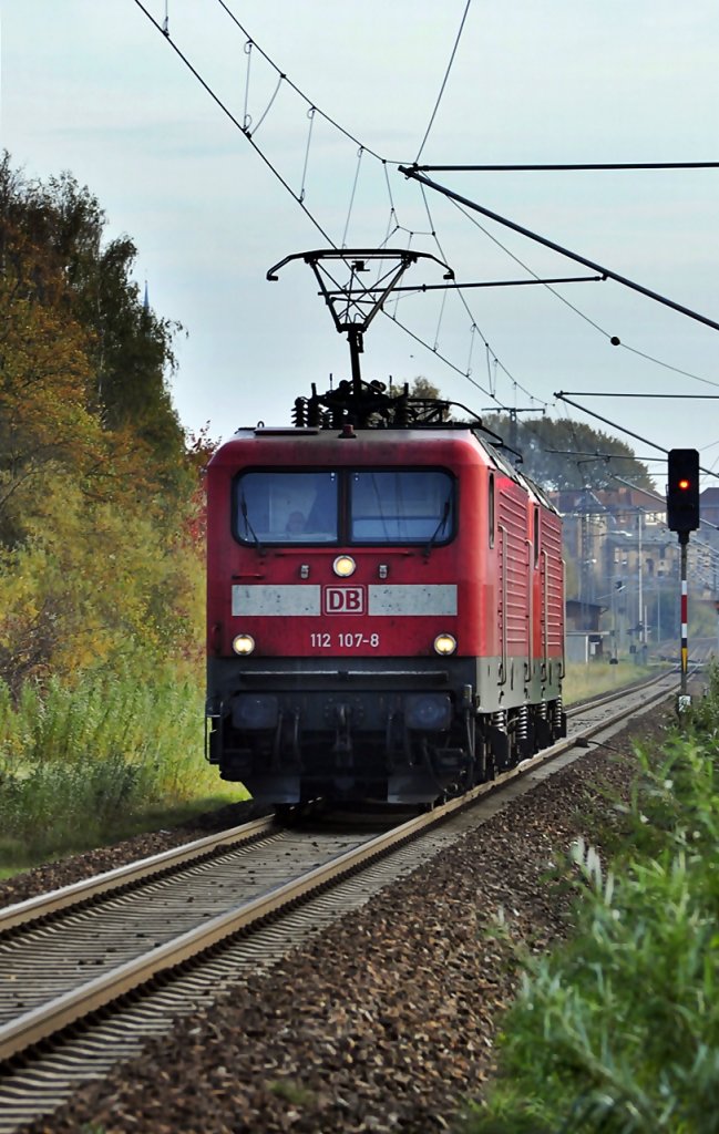 einmal Doppelpack, 112 107 verlt mit 114 039 im Schlepp am 23.10.2010 Stralsund Richtung Rostock