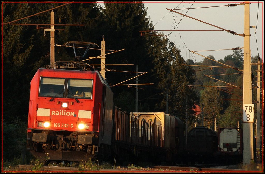 Einmal ein Leitner Tele hinbekommen... Ich hoffe es kommt irgendwie in die Nhe des Meisters =). Falls mir noch wer Tipps geben kann, wies noch  Leitnerisch  werden kann, immer her damit. Zum Bild: 185 232 mit Mischer auf der sterreichischen Seite Passaus, genauer noch Inling. (24.09.2010)