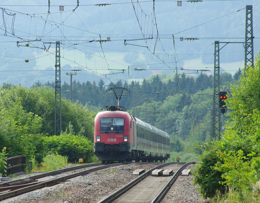 Einmal den IC  Knigssee  in seiner  Heimat  erwischen. 1116 079-3 bespannte am 15.07.2010 den IC 2082 und erklimmt gerade die Steigung nach Teisendorf.