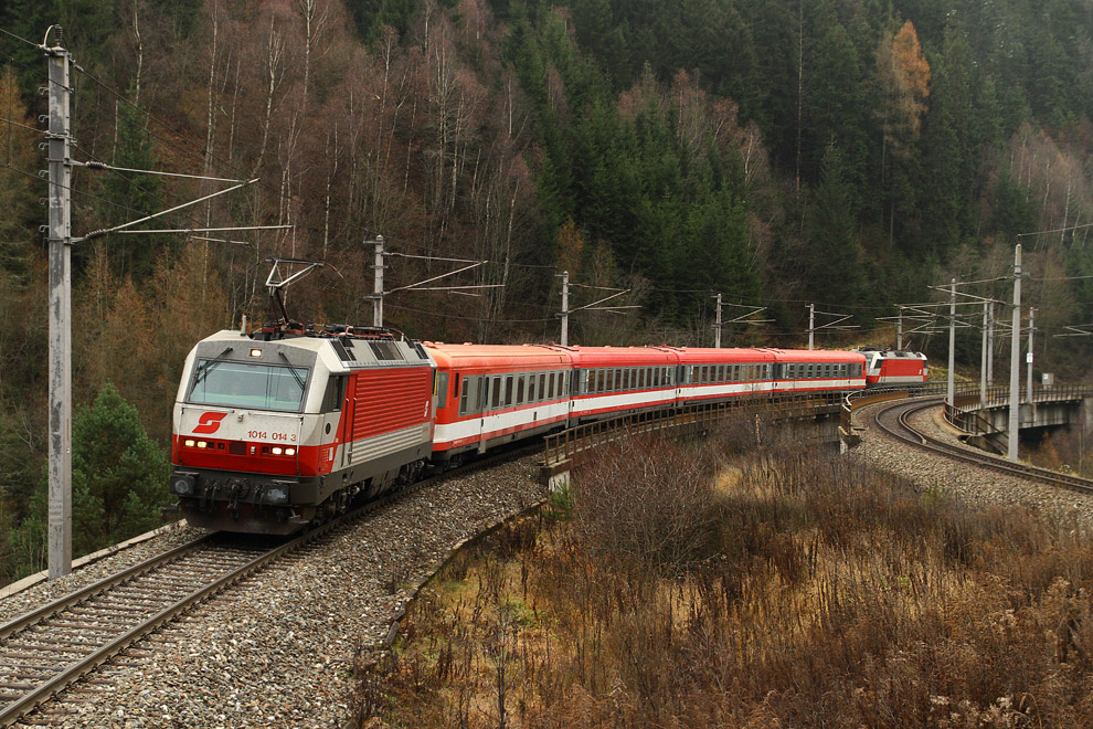 Einmal mehr gab es an diesem Wochenende wieder Messfahrten mit der BR 1014 auf der Kronprinz Rudolf Bahn.Die beiden E-Loks 1014 014 & 003 fahren als SPROB 97758 mit Wagensatz 6010 022-9, 7110 224-8, 7010 124-1, 6010 001-3 von St.Veit nach Neumarkt. 
Wildbad Eind 20.11.2010