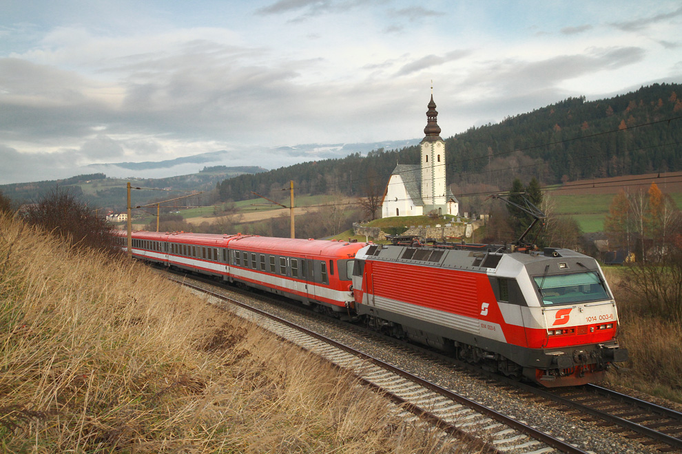 Einmal mehr gab es an diesem Wochenende wieder Messfahrten mit der BR 1014 auf der Kronprinz Rudolf Bahn.Die beiden E-Loks 1014 014 + 003 fahren als SPROB 97762 mit Wagensatz 6010 022-9, 7110 224-8, 7010 124-1, 6010 001-3 von St Veit an der Glan nach Neumarkt. 
Krappel am Krappfeld 20.11.2010