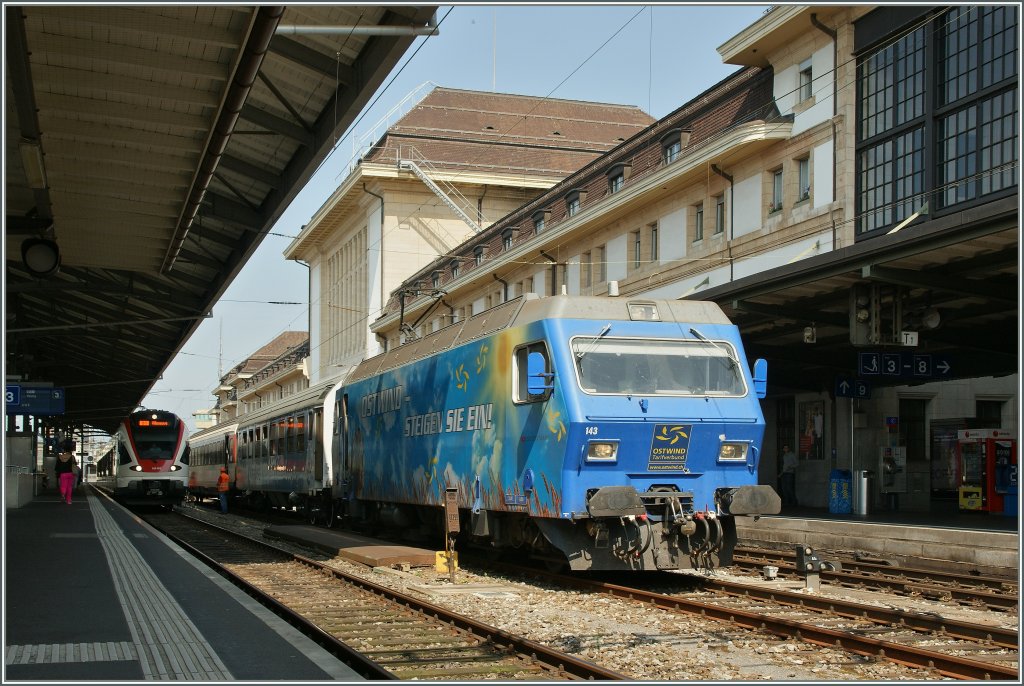 Einmal mehr war das Gleis 2 in Lausanne fr eine berraschung gut: Die SOB 456 143 wartet mit zwei Reise-/Messwagen auf die Weiterfahrt.
15. Juli 2013