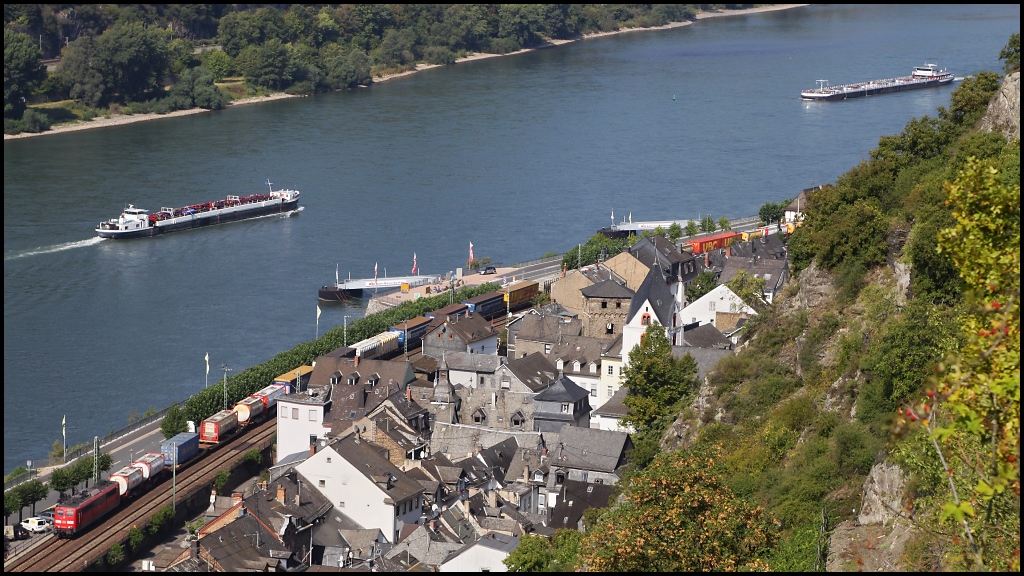 Einmal quer durch...Hoch in den Weinbergen von Kaub konnte ich am 31.08.11 die Durchfahrt von 151 031 mit ihrem Gterzug in Richtung Sden fotografieren. Die Namen der Schiffe hab ich leider nicht parat...;)