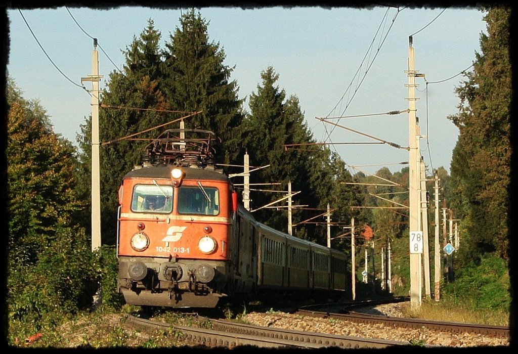 Einmal Tele auf die blutorange 1042 013-1 die am 24.09.2010 mit dem Erlebniszug ab Passau gen Wien. (Ingling)