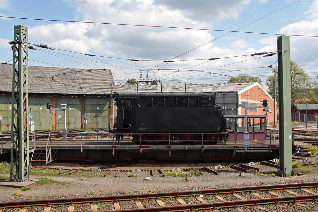 Einmal Tender drehen bitte!   Da der Zweittender der 41 360 ja nicht mit auf die Bebraer Scheibe pa�te, wurde er separat gedreht, 30.04.2010.