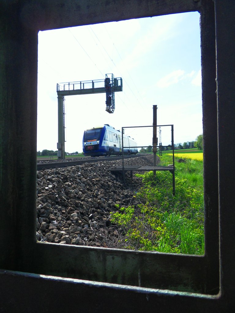 Einmal eine ungewhnliche, durch einen Oberleitungsmast aufgenommener LINT 41 der Bayerischen Regiobahn bei Gaimersheim am 08.05.2012.