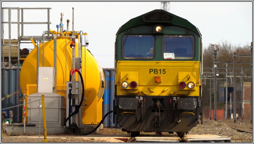 Einmal Volltanken bitte. Die Class66 PB15 beim Boxenstopp in Montzen Gare (B).
Bildlich erwischt und festgehalten im April 2013.