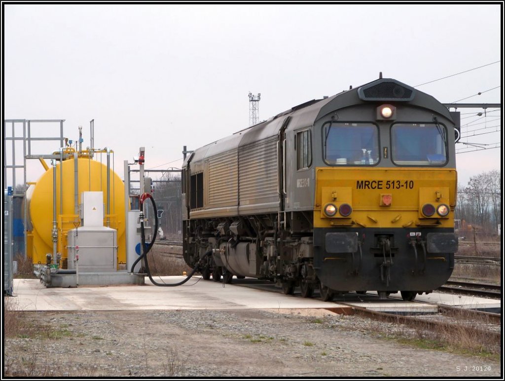 Einmal Volltanken bitte. Diese Class66 erwischte ich beim Boxenstopp in 
Montzen Gare(B)im Mrz 2012.