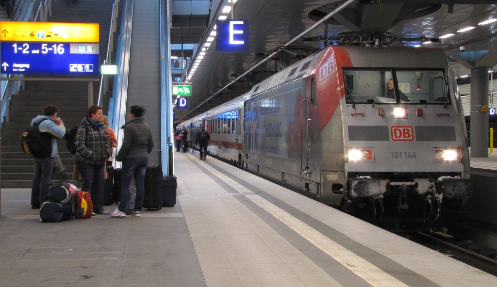 Eins von fnf Highligts an diesem Tage. Es war 101 144  Hertha BSC  mit dem IC 2352 von Erfurt Hbf nach Stralsund. Berlin Hbf (tief) den 13.02.2010