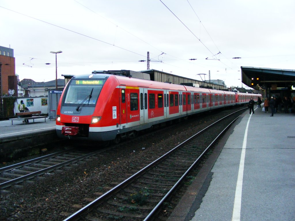 Eins S-Bahn-Triebzug der DB-Baureihe 422 im Bahnhof Mlheim (Ruhr) Hbf am 6. November 2009.