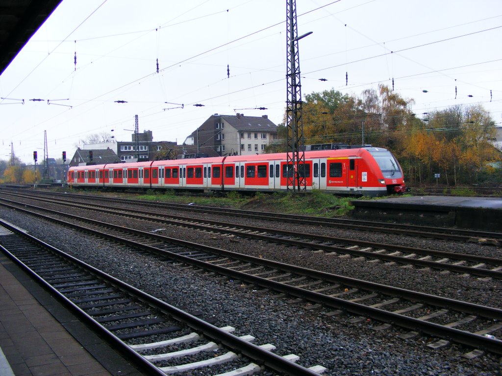 Eins S-Bahn-Triebzug der DB-Baureihe 422 im Bahnhof Herne am 6. November 2009.
