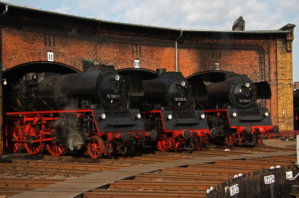 Eins der Themen des 21.Heizhausfestes in Chemnitz Hilbersdorf war das Zusammentreffen von drei Lokomotiven der BR 35.10 Hier zu sehen: 35 1097-1, 35 1113-6 und 35 1019-5 am Morgen des 21.08.2011 im Rundhaus 1 des SEM.