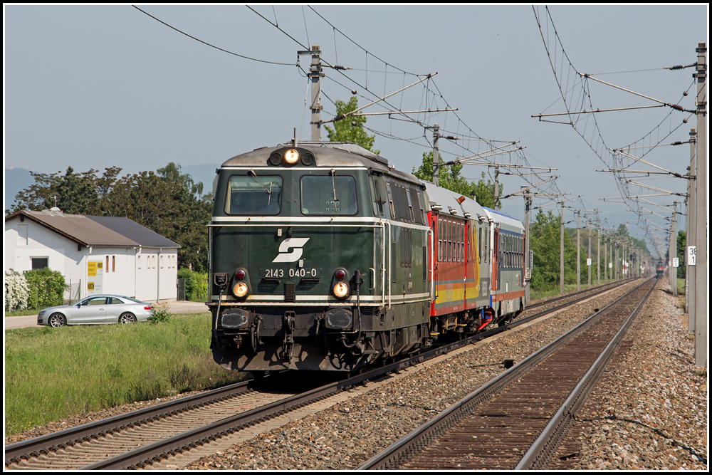 Einstze des Hilfszug gehren fr mich zu den ganz besonderen Sichtungen.
2143 040-0 fhrt den SGAG 95479 von Wien Matzleinsdorf nach Wiener Neustadt, berstellt wird hierbei 5047 091-3.
Aufgenommen am 09. Mai 2013 um 10:19 Uhr kurz vor der Haltestelle Sollenau.