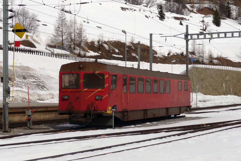 Einsam steht ein Autozug-Steuerwagen im Bahnhof Oberwald (17.3.2010)