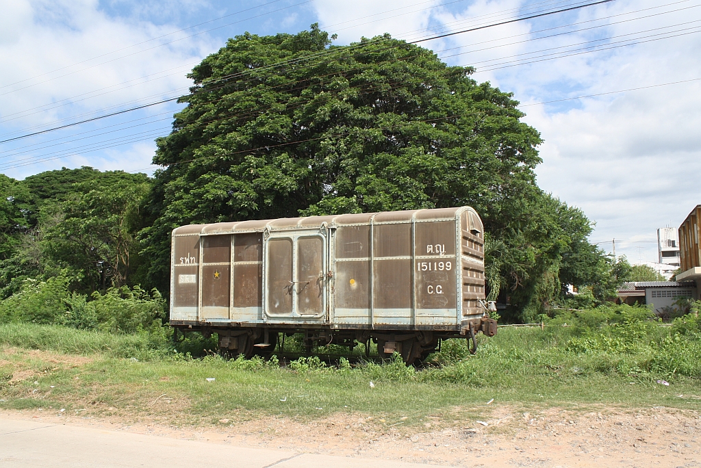 Einsam und verlassen steht der ต.ญ.151199 (ต.ญ.=C.G./Covered Goods Wagon) auf dem schon lange nicht mehr benutzten und total verwachsenen Ladegleis des Bf. Si Khiu. Bild vom 12.Juni 2011.