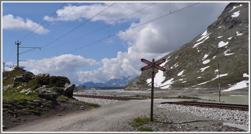 Einsamer Bahnbergang am Berninapass. (15.06.2011)