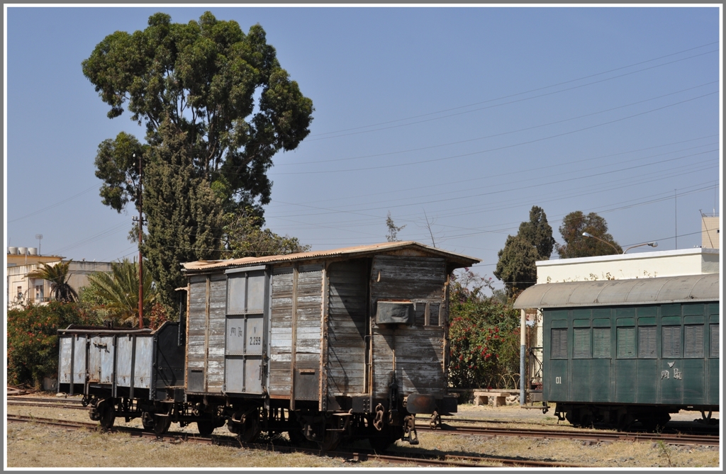 Einsatzfhig sind sowohl zweiachsige Gterwagen, wie auch vierachsige Personenwagen. Asmara (28.01.2012)