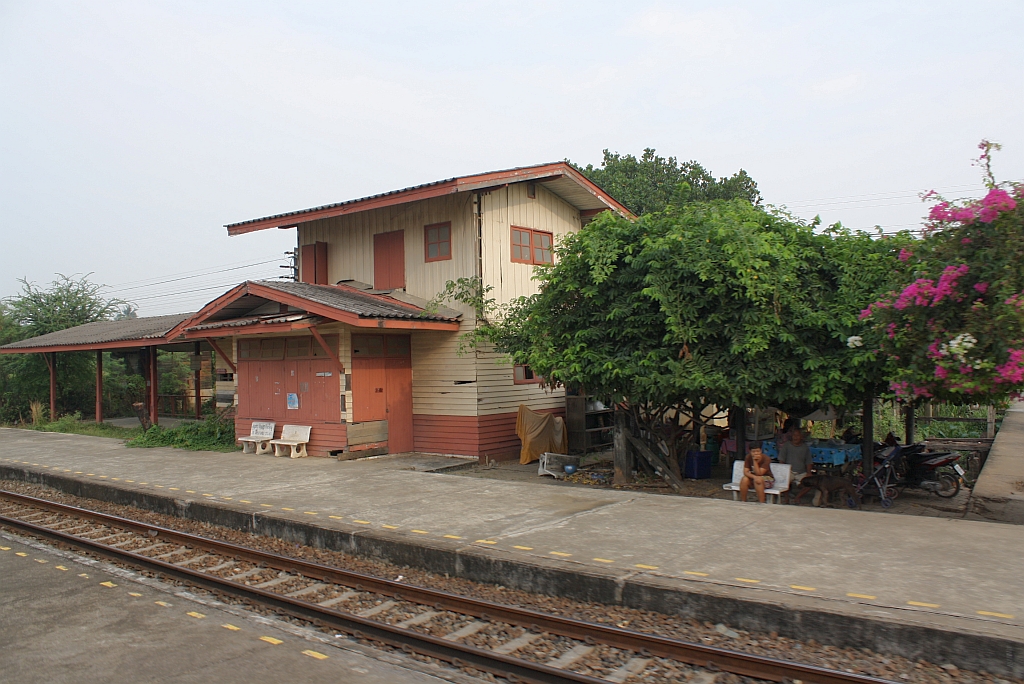 Einst Bahnhof, heute nur mehr unbesetzte Haltestelle. Ban Chimphli Station am 13.März 2011.