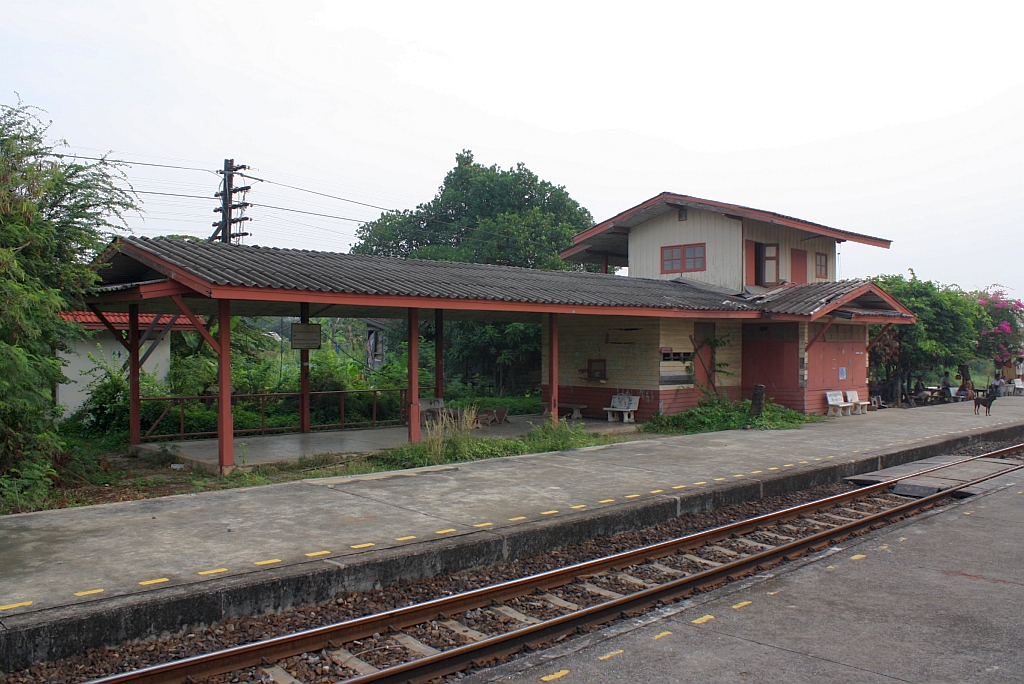 Einst Bahnhof, heute nur mehr unbesetzte Haltestelle. Ban Chimphli Station am 13.März 2011.