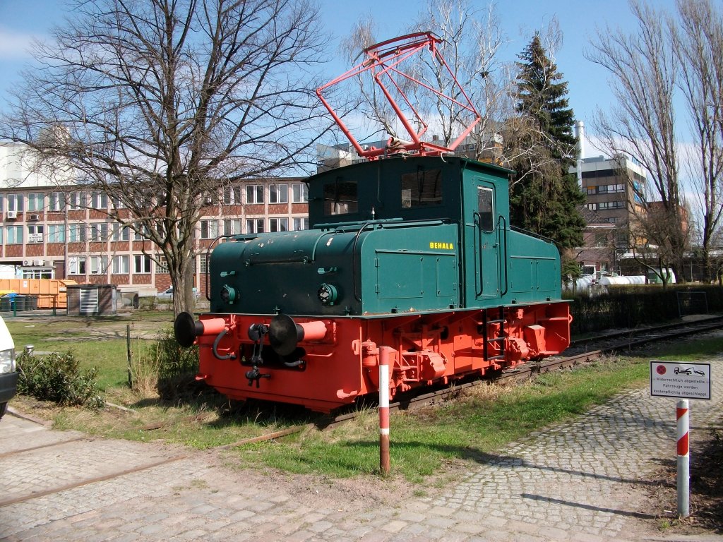 Einst fuhr diese E-Lok in Berlin Obersch�neweide am 03.April 2010 entdeckte ich Sie bei der BEHALA in Berlin Westhafen.Kleine lustige Anmerkung rechts das Schild !