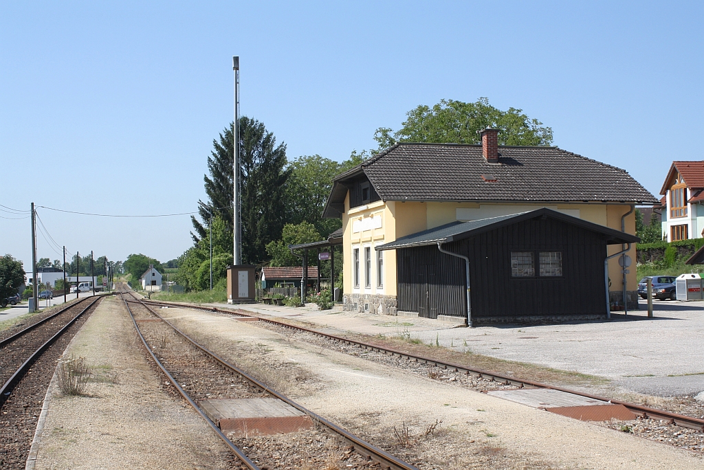 Einst BB-, nunmehr NVOG-Bahnhof Emmersdorf a.d. Donau am 27.Juli 2013.