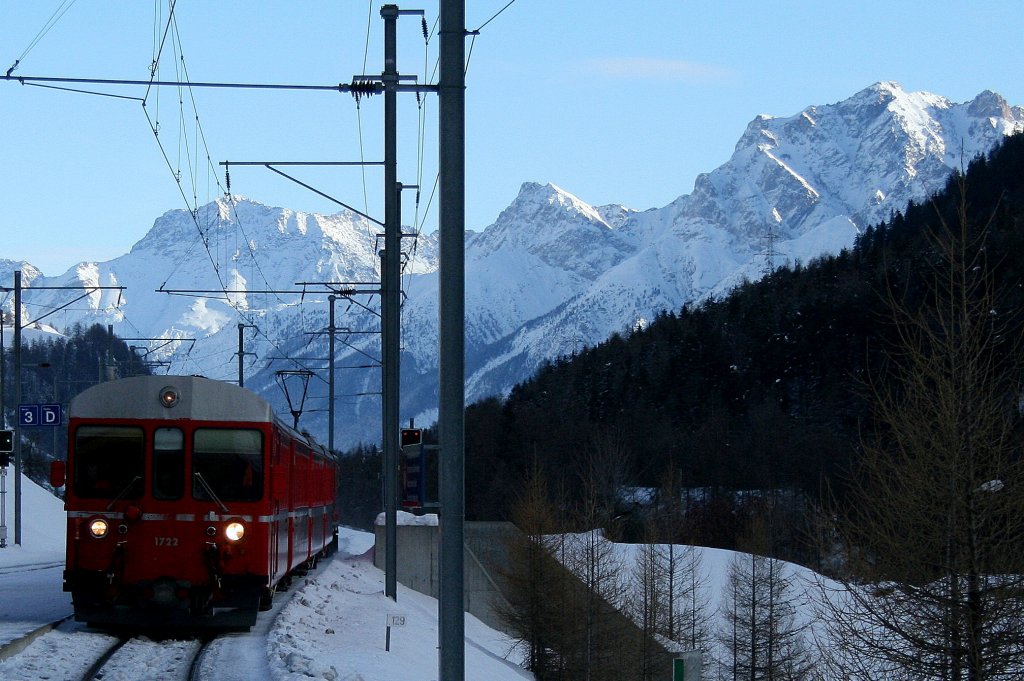 Einst war die Engadiner Linie der Rhtischen Bahn fest in der Hand der Ge 4/4 II und der passenden NEVA-Steuerwagen. Inzwischen sind regelmssig auch ltere Steuerwagen und Ge 4/4 I zu sehen, so zum Beispiel auf dem heutigen Regio 1929 Scuol-Pontresina, gefhrt mit einem Pendel mit Ge 4/4 I und dem BDt 1722. Auf dem Bild fhrt der Zug soeben vor schner Bergkulisse in die Station Sagliains ein.