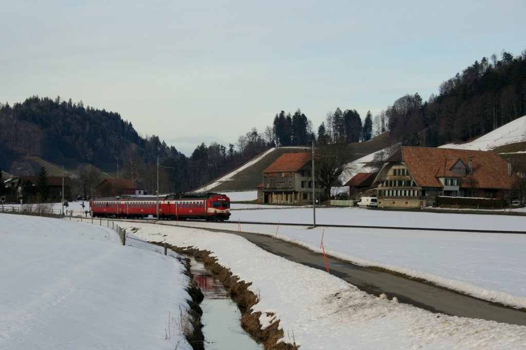 Einst war geplant, die Pendelzge Typ NPZ I des RM durch die neuen Stadler-GTW zu ersetzen. Der starke Fahrgastzuwach auf der Berner S-Bahn in den letzten Jahren fhrte allerdings dazu, dass die Zge ausserhalb des S-Bahn-Netzes weiterhin tglich im Einsatz stehen. Haupteinsatzgebiet sind die Regionalzge zwischen Hasle-Regsau und Thun. Auf einem solchen Einsatz entstand am 22.2.2010 auch diese Aufnahme eines dreiteiligen Pendelzuges zwischen Bigenthal und Walkringen. 