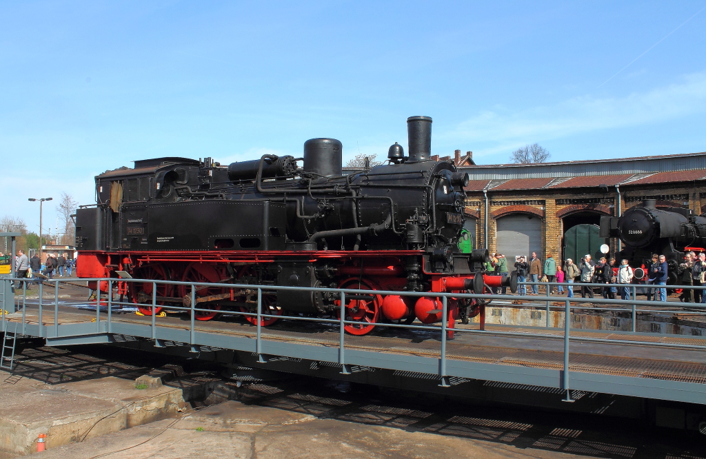 Einst zog sie die Berliner Stadtbahnz�ge, die 74 1230 der Berliner Dampflokfreunde, auf der Drehscheibe des Bw Berlin-Sch�neweide beim Fr�hlingsfest im  21.04.2013.  