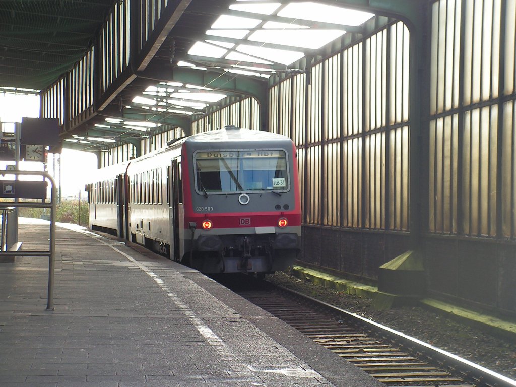 Einsteigen und dabei sein..dieser Triebwagen steht abfahrbereit von Duisburg HbF zum Haltepunkt Duisburg-Entenfang (22.11.2009)