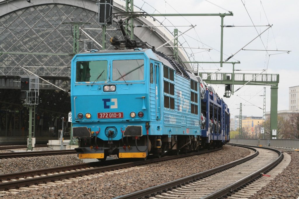 Einzelgnger in blau! 372 010 in Dresden-Hbf am 11.04.2010